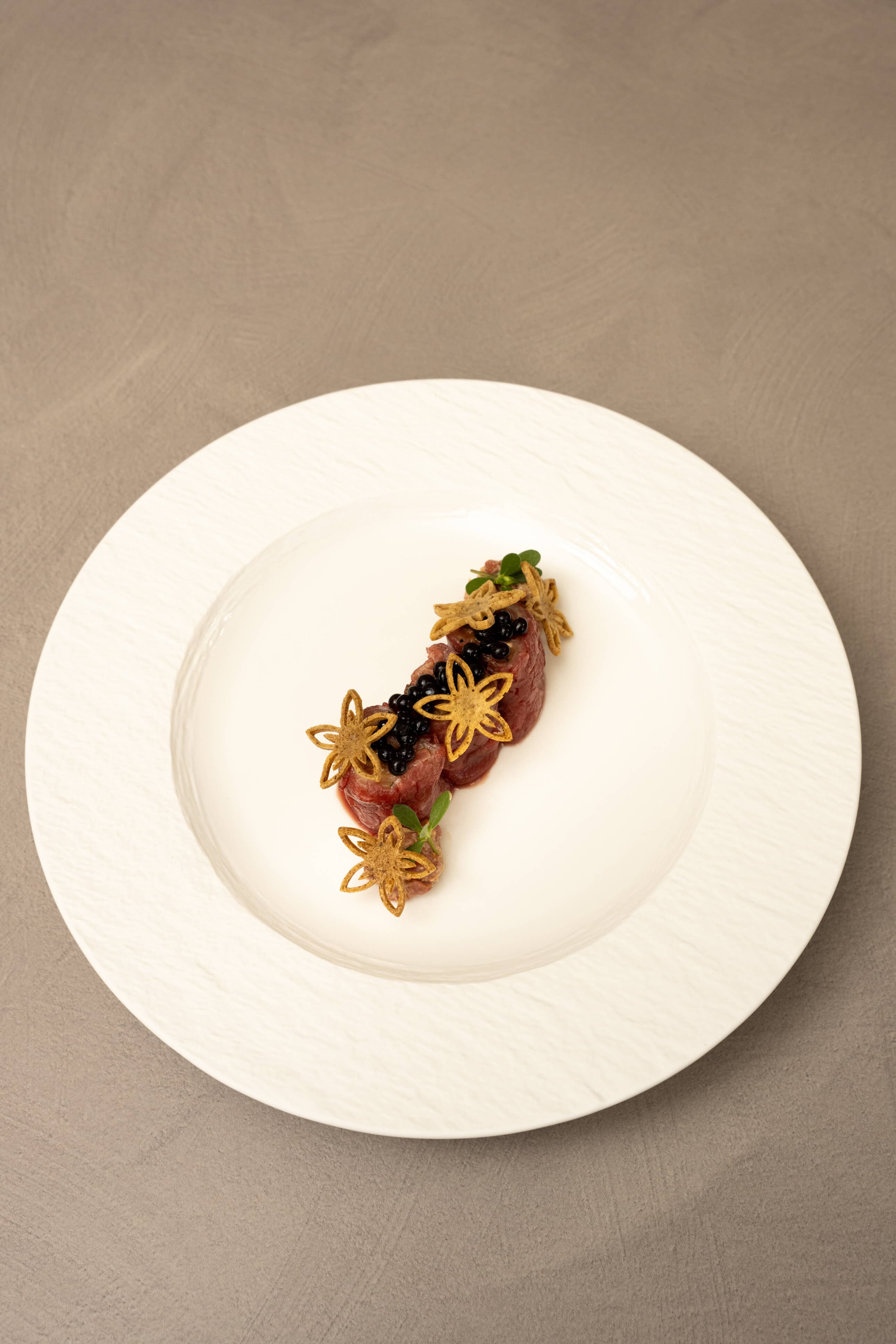 Juneći carpaccio, ukiseljene tikvice, orasi i dehidrirani žumanjak
