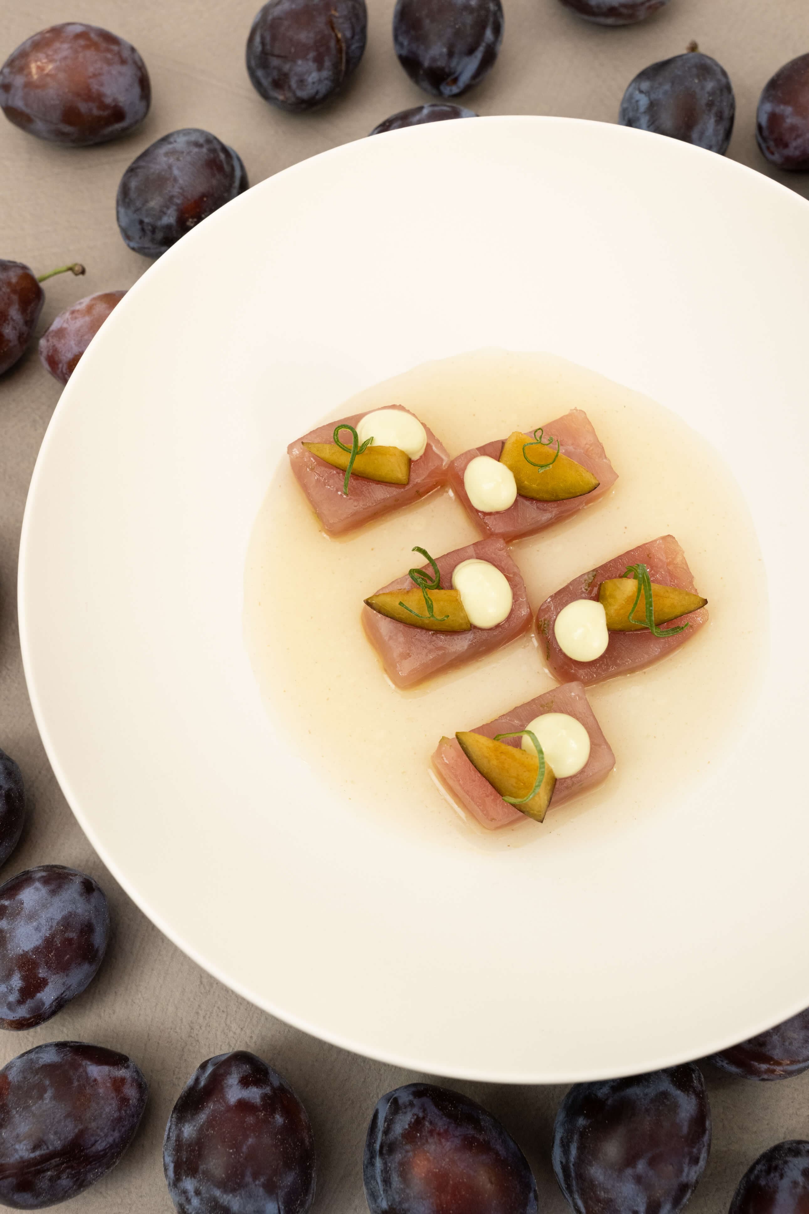 Tuna sashimi, dashi, avokado i crème fraiche, šljive